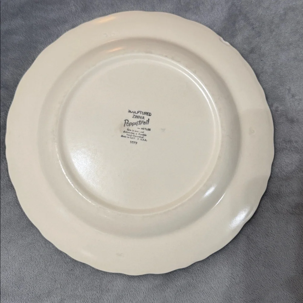 Vintage Metlox Poppytrails Sculpted Zinnia #1073 Set of 2 Dinner Plates 10.5”‎